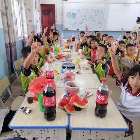 学会分享，独立自强 ——二(1)班开展“六一”美食节活动