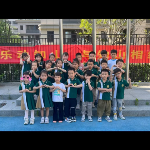 “五月花开，浪漫满怀”——知山幼儿园中三班5月活动