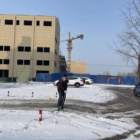 瑞雪纷飞迎开学，扫雪除冰暖心间——西平县特殊教育学校