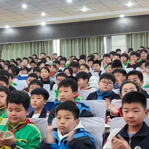 “树榜样，作引领”——第四小学六年级阶段性总结表彰大会。