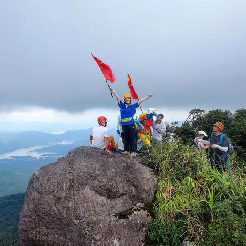 登白马岭——感受大自然的无尽魅力，让红旗飘扬在四峰之巅。