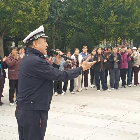 石家庄交警为银发一族畅聊安全出行的事儿