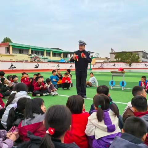 交通安全进校园 “警”心呵护伴成长