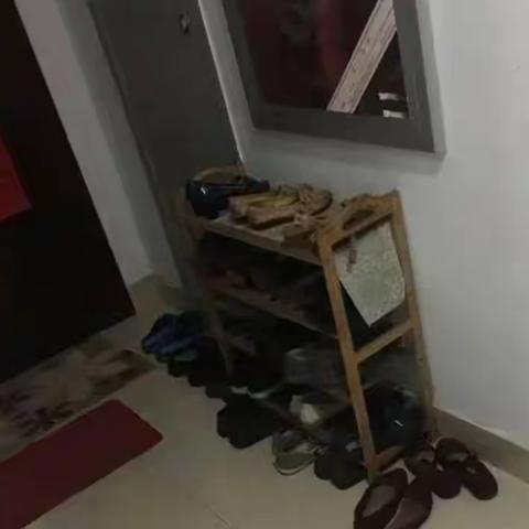 楼道堆杂物涉嫌违法！请抓紧时间清理！