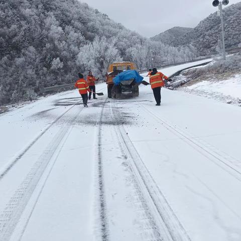 持续清雪保畅通，橙色卫士再行动