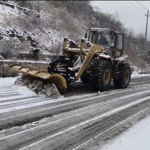 积极应对强降雪天气 全力保障道路安全畅通