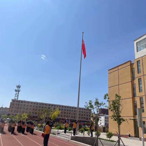 【党建引领+德育活动】 锡林浩特市第十二小学“弘扬红色精神”主题升旗仪式