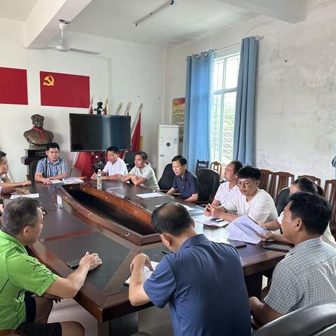 那大镇加平村委会开展“迎国庆”爱国卫生大扫除活动