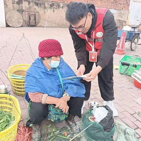 八所镇滨海社区网格员开展铁路爱路护路宣传活动