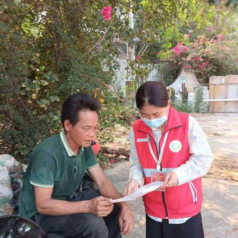 八所镇滨海社区网格员开展防养老诈骗宣传活动