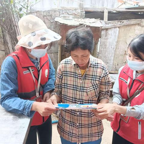 八所镇滨海社区网格员入户开展清明防火宣传活动