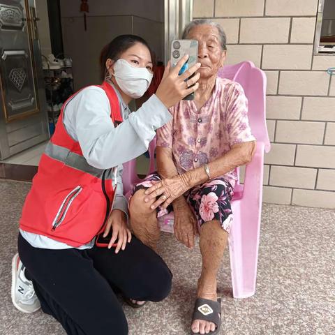 八所镇滨海社区网格员持续入户开展高龄老人认证工作