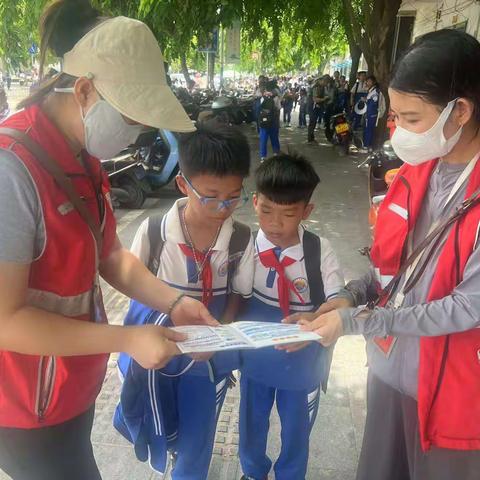 八所镇滨海社区网格员开展“护苗”普法宣传活动