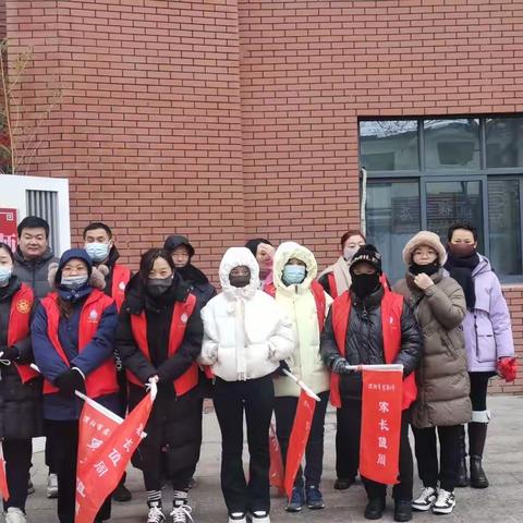 风雨守护不变初心 唯愿与您平安同行！                   -第五组家长志愿值周活动