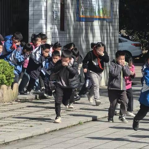 遂昌县万向中心学校开展春季“火灾疏散逃生大演练”活动