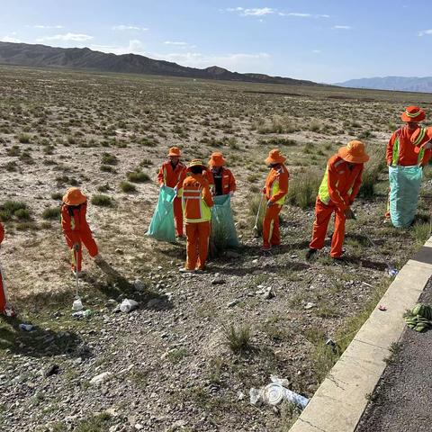 强化路域环境整治 提升公路通行环境