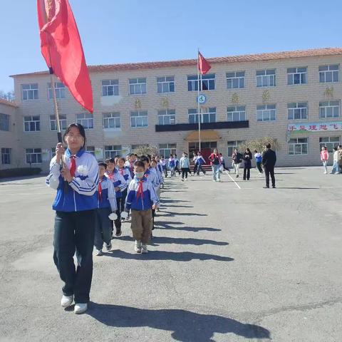 缅怀英烈祭忠魂，红色基因永相传——杨寨小学清明扫墓活动