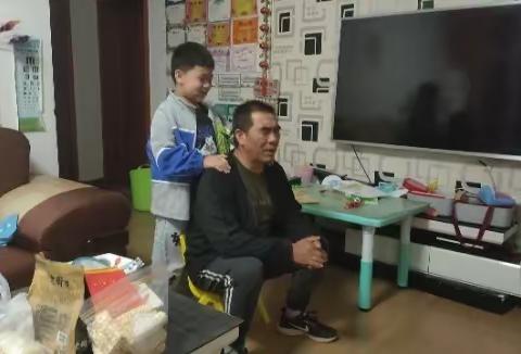 东汉小学九九重阳敬老爱老从我做起