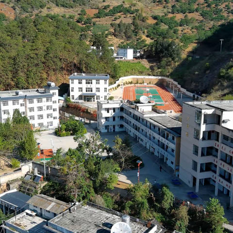 以人为本促和谐   立足校情谋发展——保山市隆阳区瓦马民族中学