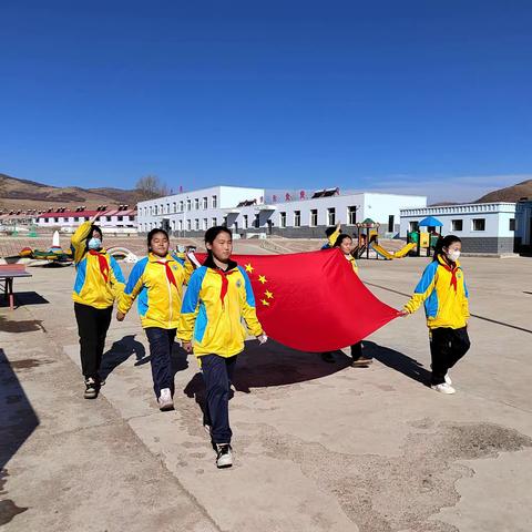 民族团结一家亲同心共筑中国梦———索伦牧场小学主题升旗仪式