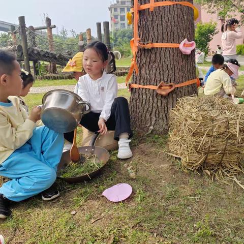 草地上的娃娃家