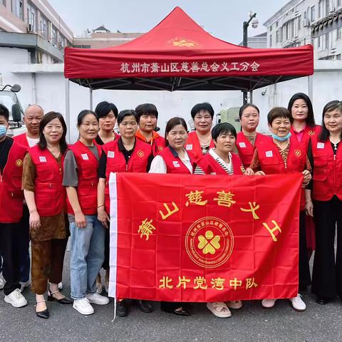 端午节之际     为了更好的服务大众，党湾供销市场管理公司携手慈善义工党湾中队，小镇造型，开展慈善义务便民活动！