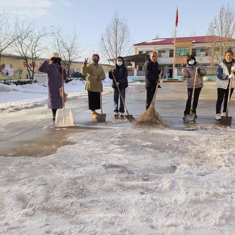 温情融积雪 爱意满校园 ——留光镇教育集团北侯小学教师扫雪除冰在行动