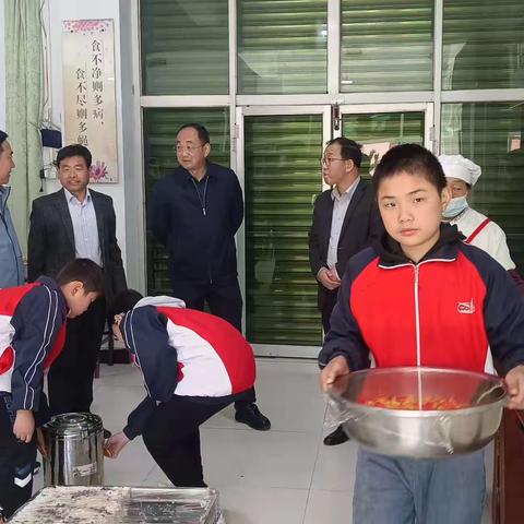 洛南县人民政府党组成员景建民在石坡镇中心小学督导检查校园食品安全工作简报