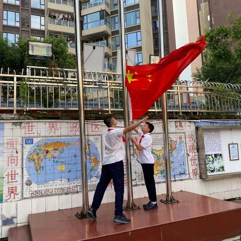 “争做新时代好队员”二年级第二批新队员入队，五年级换戴大号红领巾暨七年级再建队