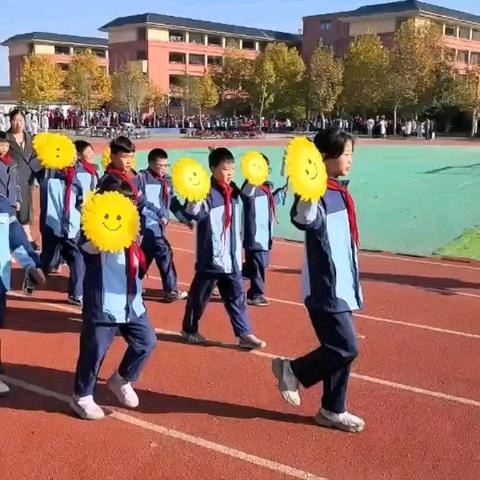 青春跃动，燃爆赛场——谢叠山小学四（5）班运动会风采（万思莀）