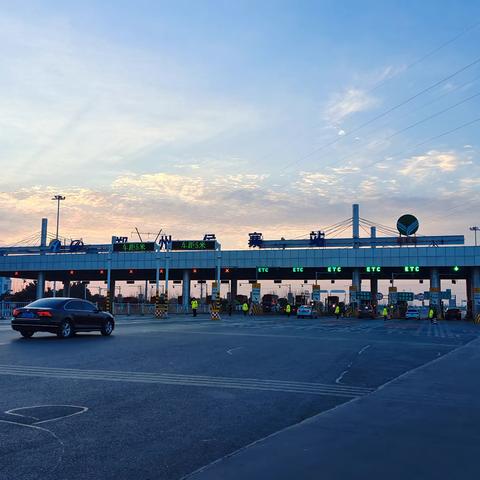 郑州分公司侯寨收费站的“五一”—— 坚守保畅通 服务暖旅途