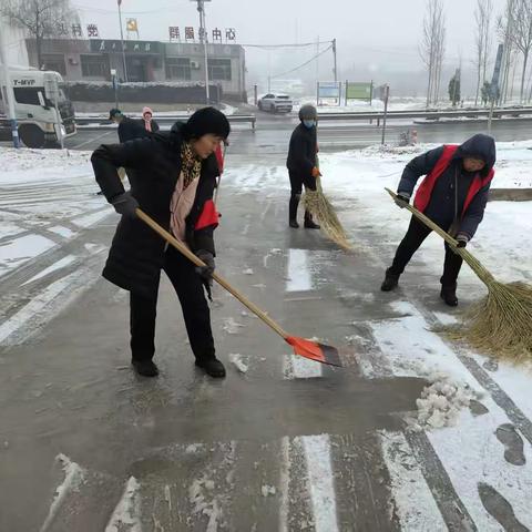 榆山街道丁山头村:瑞雪初降暖人心 干群同心扫雪忙
