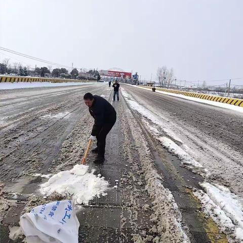 全力做好抗冰除雪保畅保通工作