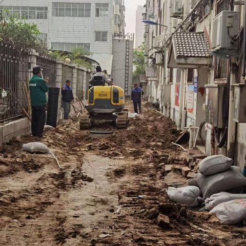 老旧小区绽新颜 升级改造暖心田，京西社区改善老旧小区居住环境切实增强群众幸福感
