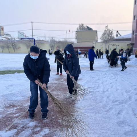 寒冬扫雪，情暖校园——永安小学扫雪活动