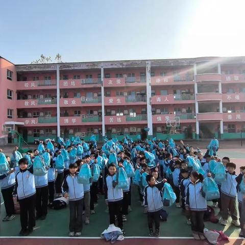 公益走进校园：送校服书包活动纪实