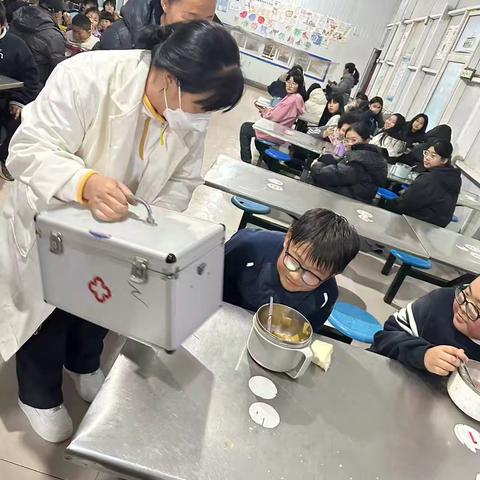 开展食品安全演练 筑牢校园安全防线