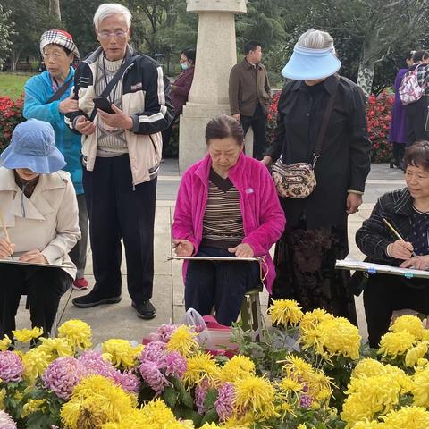 【新时代文明实践站】【一社区一特色】“落笔金秋 写意菊花”小寨路街道崇业社区国画花鸟班开展户外写生