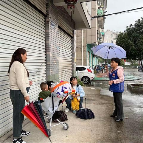 午后突降大雨 网格员雨中送伞