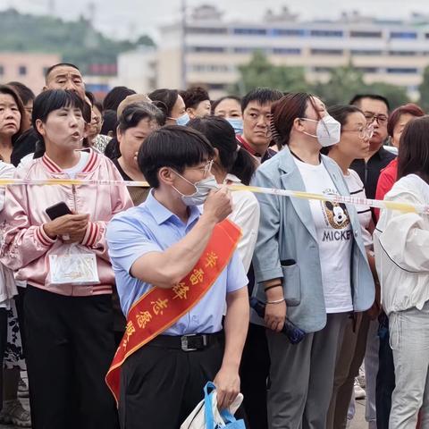 建行阳泉三矿支行组织开展“助力高考 为梦护航”爱心助考活动