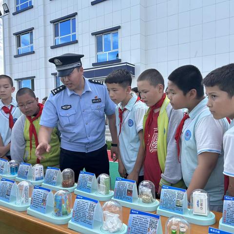 青春不“毒”行·惜取少年时——博乐市达勒特中心学校开展博爱学子进警营，禁毒知识入心灵活动