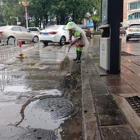 【宜良玉禾田】秋雨连绵下，雨天环卫忙