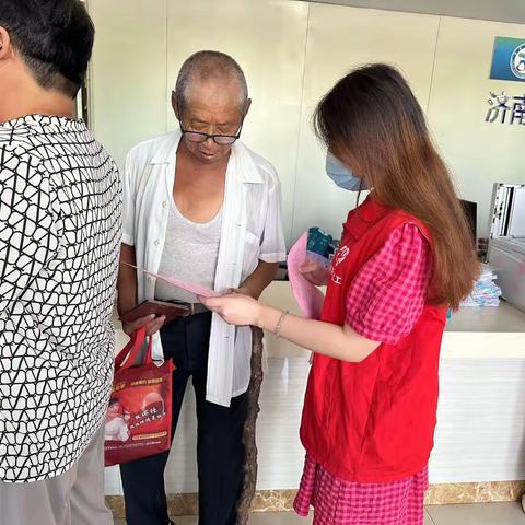 临港街道社工站协助民政办开展流浪乞讨人员救助政策宣传活动