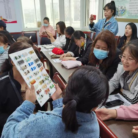 张库南街办事处郡都社区开展假发勾丝手工培训活动