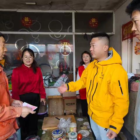 张库南街办事处西关街社区开展“深秋送温暖 情暖谊更浓”走访慰问活动