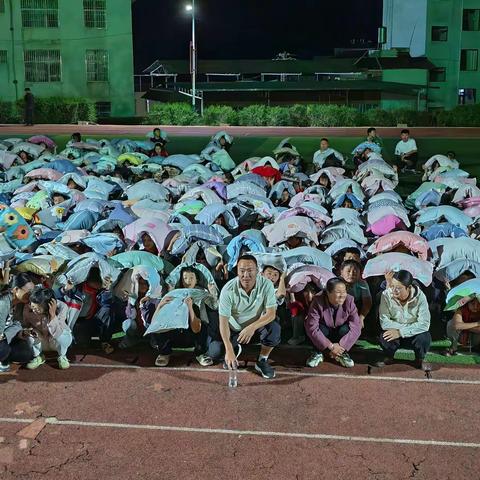 石屏县哨冲镇中心小学夜间 地震演练活动简报