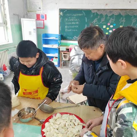 “美味饺子辞旧岁，别样欢乐迎新年”——董村小学庆元旦活动