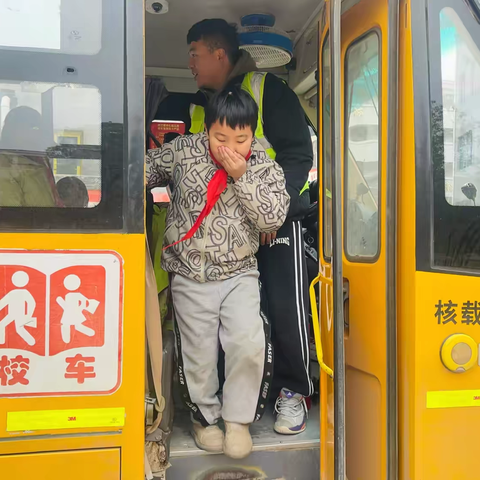 桥江镇中心小学成功举办 ‍“人车分流”学生逃生演练