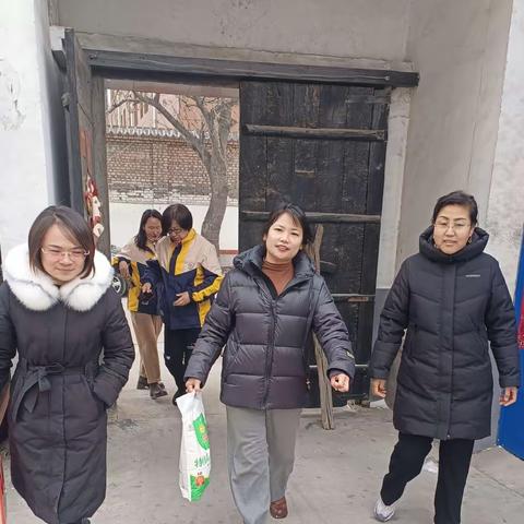 白塔区振兴社区开展“走访慰问困难户  爱心帮扶送温暖”志愿服务活动