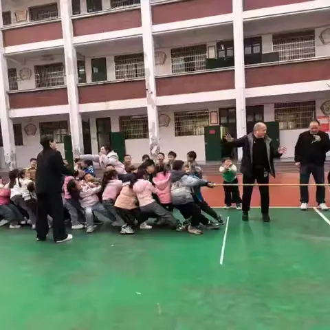 “绳”采飞扬，童心聚力！桑梓镇中心小学2025年下学期拔河赛圆满收官